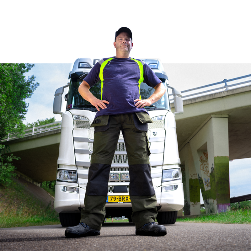 Man voor vrachtwagen half uitgeknipt