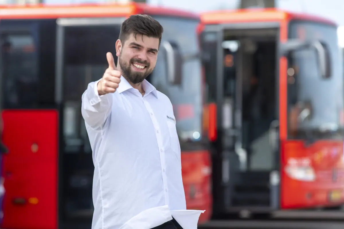 Buschauffeur voor bussen thumbs up