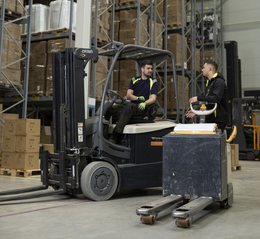Heftruck en pompwagen in magazijn - Logistic Force