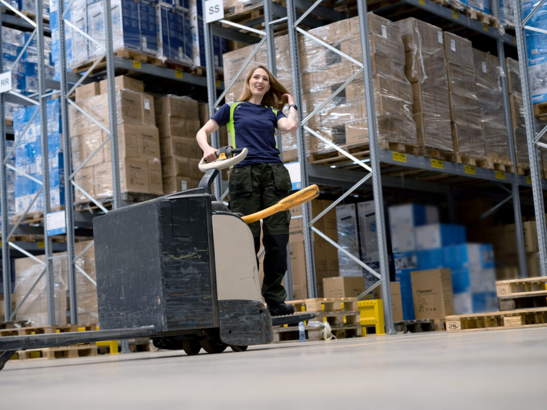 Pompwagen in magazijn - Logistic Force