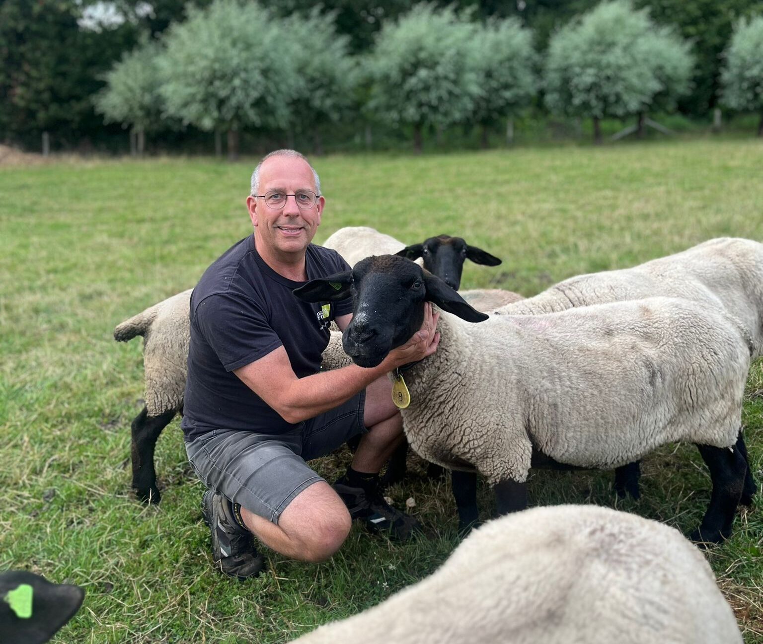 Paul met zijn schapen 2